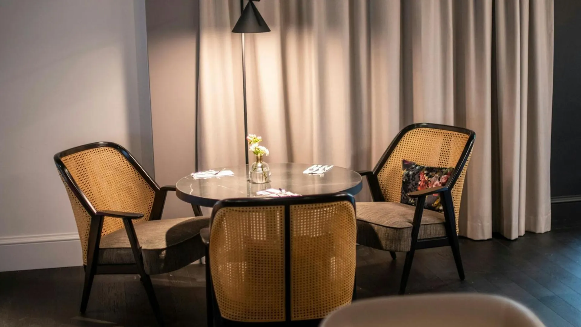 איקסל Renaissance Brussels Hotel 4*,