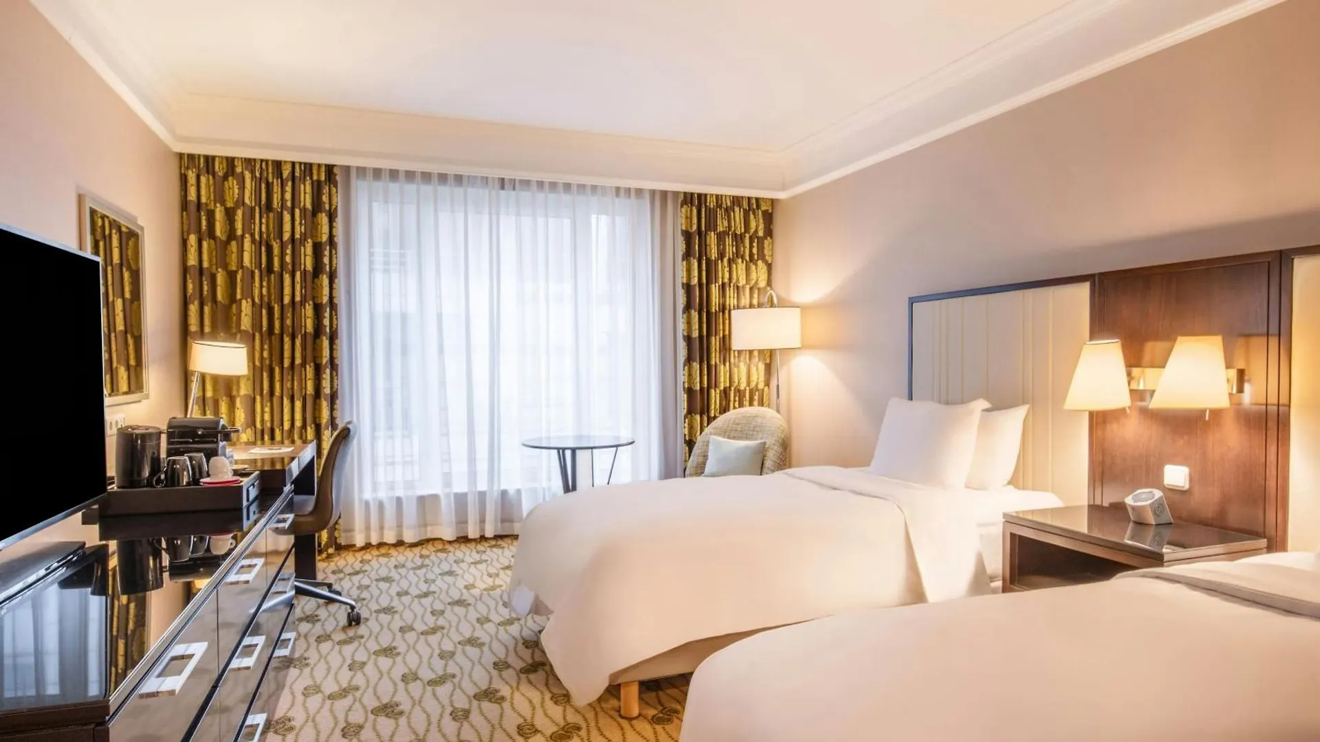 איקסל Renaissance Brussels Hotel 4*,